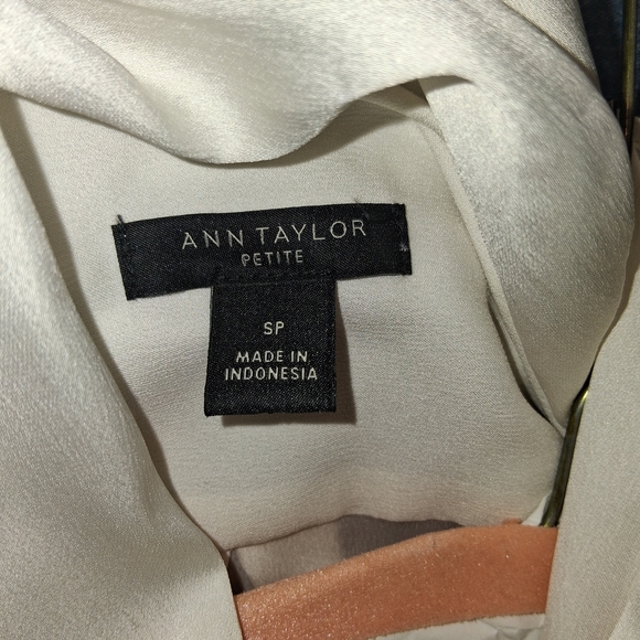Ann Taylor Women Ivory Button Front Long Sleeve With Tie Neck Blouse SP - Picture 3 of 3